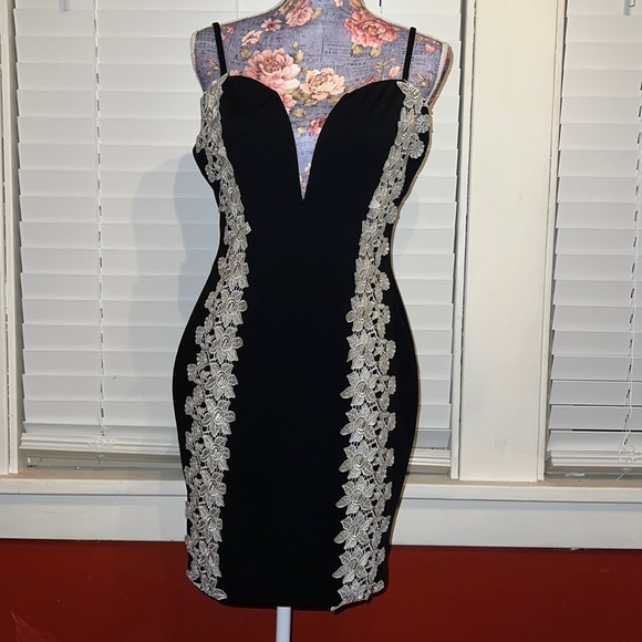 Black dress with white lace - Picture 5 of 8